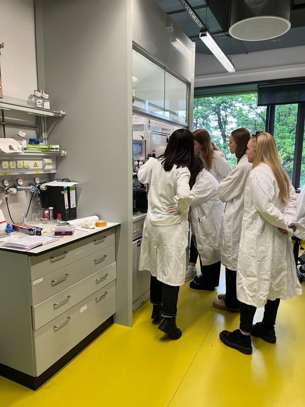 Vorführung der Elektrospinning-Anlage unseres Lehrstuhls