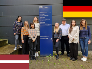 Gruppenbild von Prof. Boccaccini, den Nachwuchswissenschaftlerinnen des BBCE-Projektes und unseren Doktorandinnen vor dem Lehrstuhlgebäude