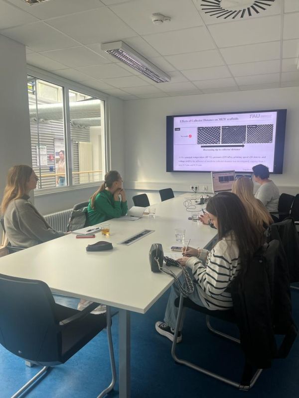 BBCE-Nachwuchswissenschaftlerinnen während eines Vortrages von Dr. Irem Ünalan