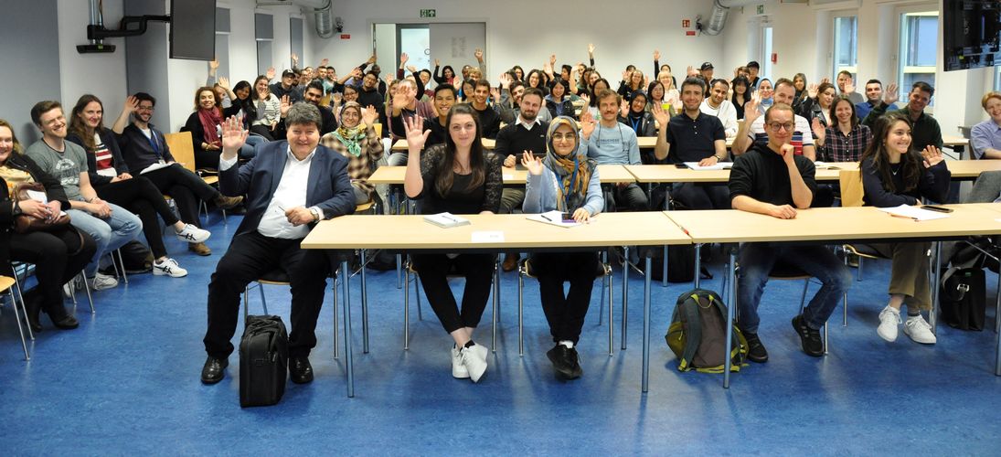 Gruppenbild des Lehrstuhls Biomaterialien im Seminarraum in der Ulrich Schalk Straße am 11.5.2023