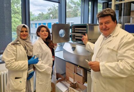 Memoona Akhtar, Dr. Sara Pourshahrestani und Prof. Boccaccini vor dem neuen Freeze Dryer von coolvacuum