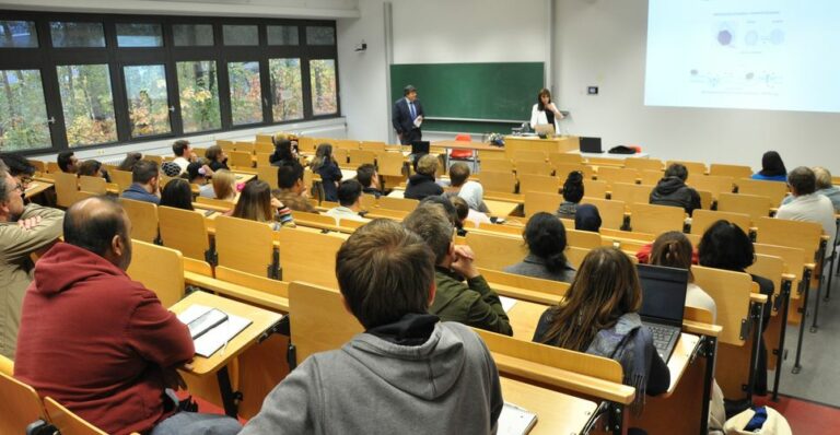 Prof. Dr. Danijela Gregurec (Fachbereich Chemie und Pharmazie, FAU) präsentierte das materialwissenschaftliche Kolloquium WS 2023, das von unserem Lehrstuhl ausgerichtet wurde