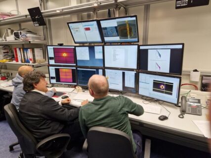 Bild von Prof. Boccaccini, Jonas Röder und Dr. Andre L. C. Conceição, Senior Researcher bei DESY, bei der Sichtung der Messungen