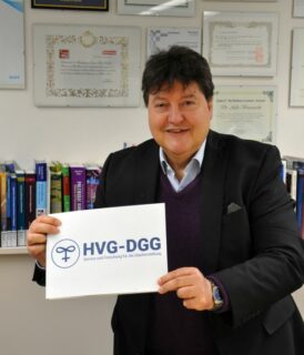 Portraitfoto von Prof. Boccaccini mit einem Schild der DGG