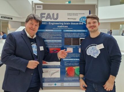 Update Treffen des SFB EBM - Prof.Boccaccini und Markus Lorke vor dem Poster