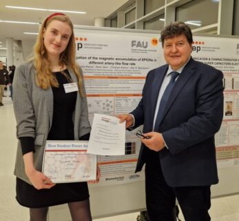 Foto von Prof. Aldo R. Boccaccini und der Studentin Alexandra Klassa vor ihrem Poster