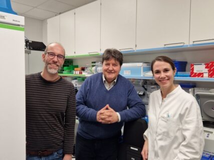 Bild von Prof. Boccaccini, Prof. Gölz und dem Laborleiter Dr. Matthias Weider im Labor