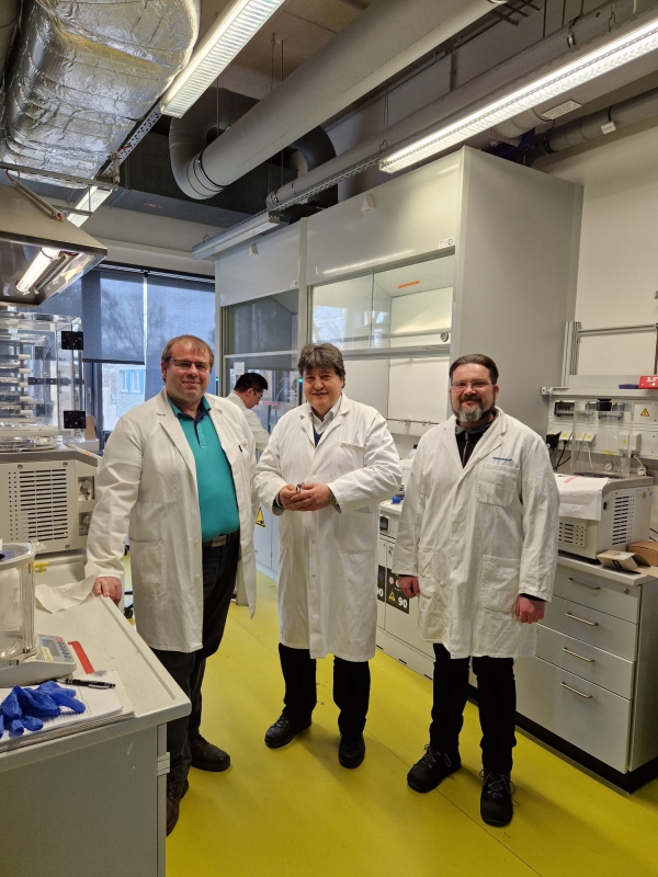 Bild von Prof. Boccaccini, Dr. Ladislav Čelko und Dr. Pavel Gejdoš im Labor des Lehrstuhls für Biomaterialien