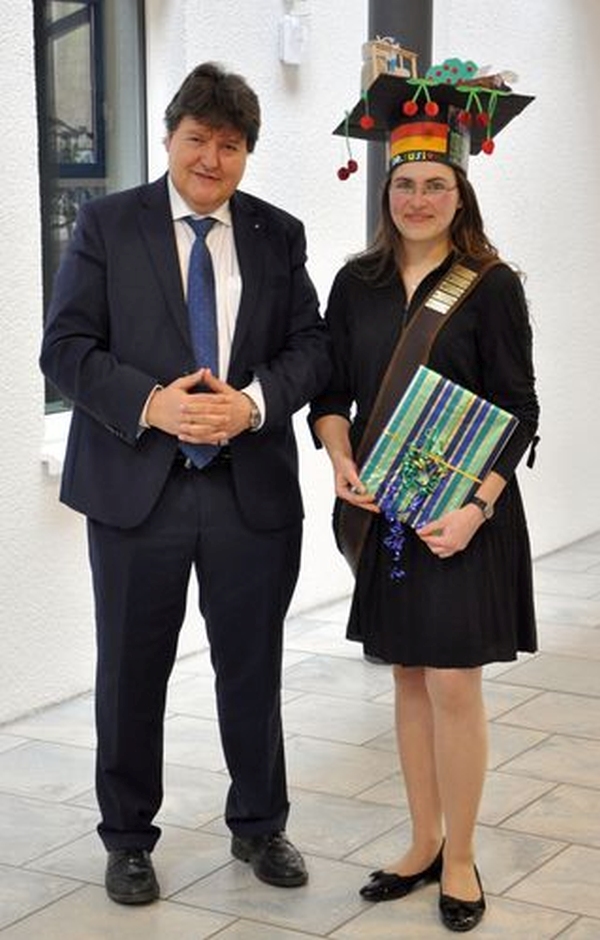 Foto von Prof. Boccaccini und Susi Heid nach der Übergabe des Geschenks zur Promotion