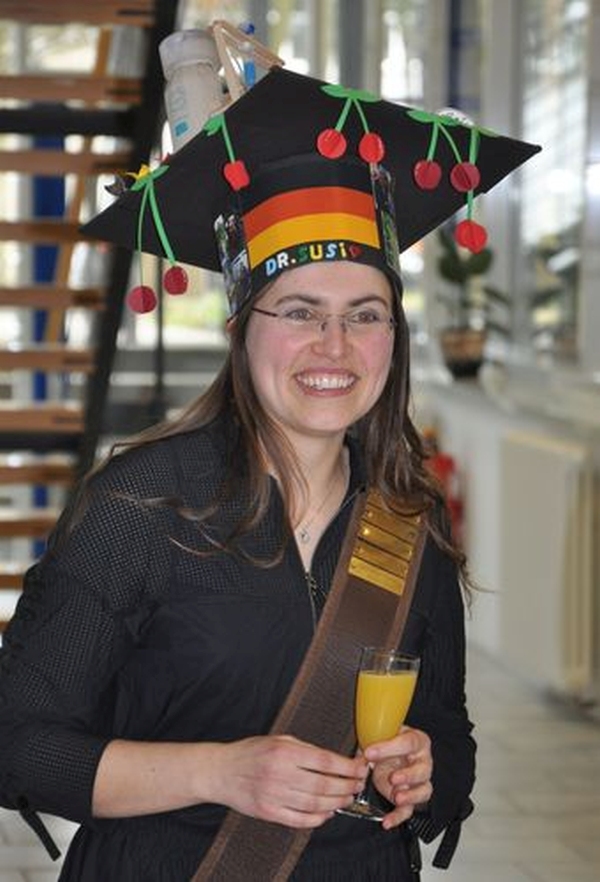 Foto von Susi Heid mit ihrem Doktorhut