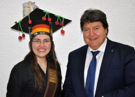 Foto von Prof. Boccaccini und Susi Heid mit ihrem Doktorhut