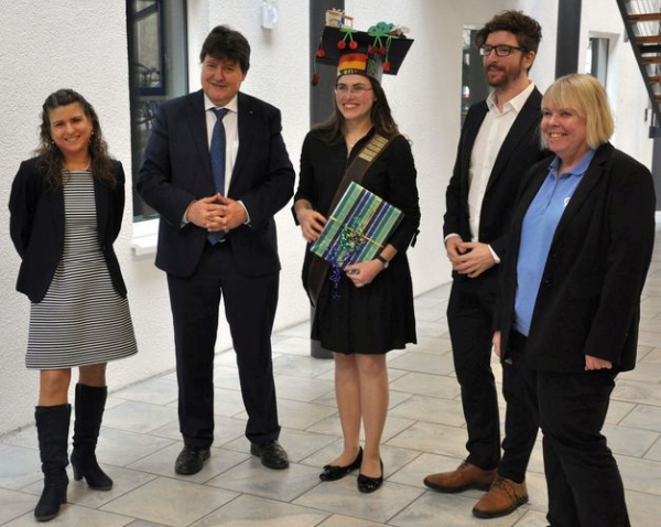 Foto von Susi Heid und der Prüfungskommission bestehend aus Prof. Boccaccini, Prof. Andreas Blaeser Prof. Silvia Budday und Prof. Sanna Virtanen.