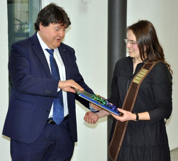 Foto von Prof. Boccaccini und Susi Heid während der Übergabe des Geschenks zur Promotion