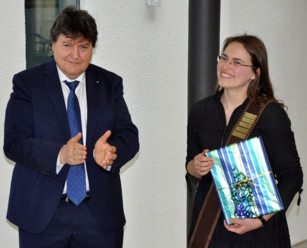 Foto von Prof. Boccaccini und Susi Heid während der Übergabe des Geschenks zur Promotion