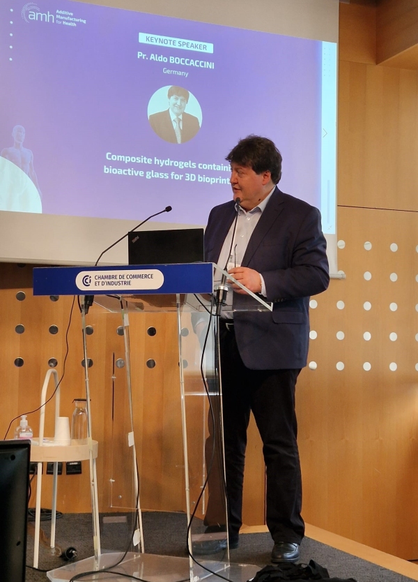 Foto von Prof. Boccaccini während seines Vortrages zum Thema 