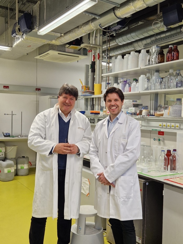 Foto von Prof. Boccaccini und Prof. Santos bei der Tour durch unsere Labore