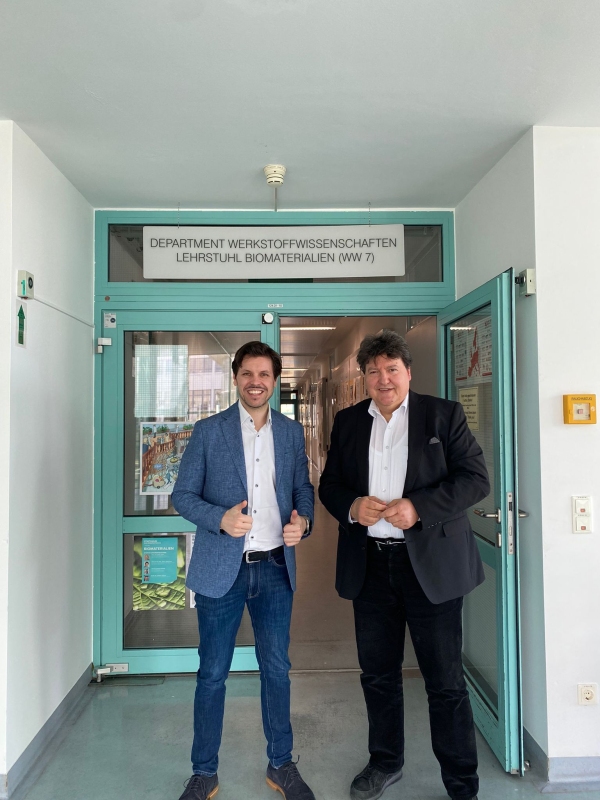 Bild von Prof. Boccaccini und Prof. Santos in unserem lehrtsuhlgebäude