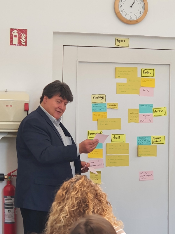 Bild von Prof. Boccaccini bei der Ideensammlung