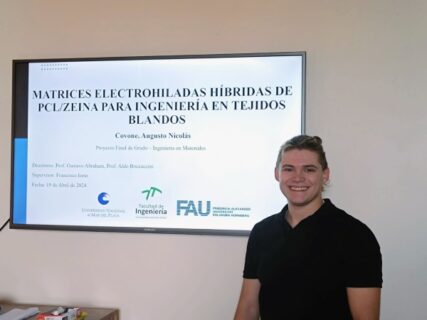 Bild von Augusto während der Präsentation seiner Abschlussarbeit