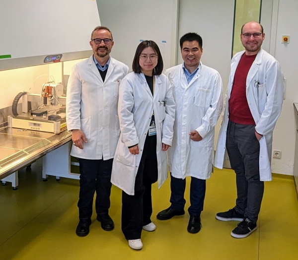Bild von Prof. Fang, Dr. Rainer Detsch und den Promovierenden Hsuan-Heng Lu sowie Jonas Röder in den Laboren des Lehrstuhls für Biomaterialien