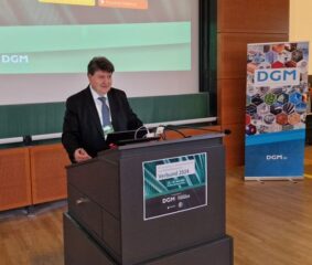 Foto von Prof. Boccaccini wöhrend seines Vortrages auf dem 24ten Symposium für Verbundwerkstoffe