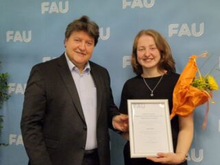 Bild von Prof. Boccaccini und Jana Reh mit der verliehenen Urkunde für die beste Masterarbeit 2024 am FAU Department Materialwissenschaften