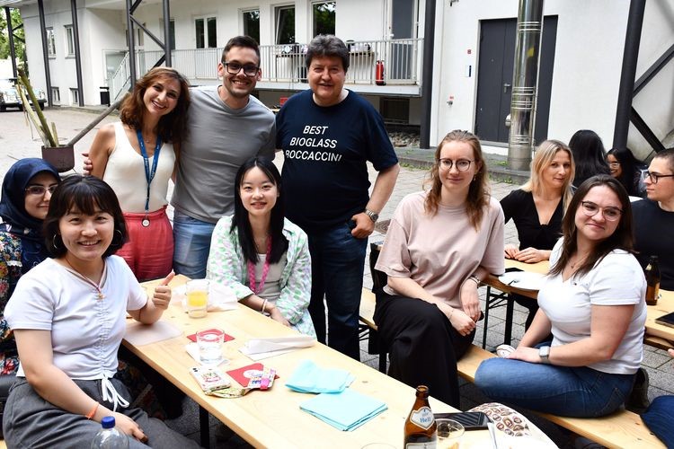 Prof. Boccaccini mit internationalen Gästen des Instituts beim Sommergrillen