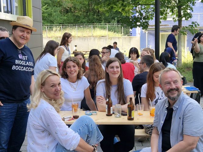 Prof. Boccaccini unter den Institutsmitgliedern beim Sommergrillen