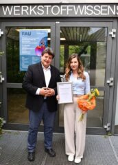 Dr. Zoya Hadzhieva und Prof.Boccaccini nach der Verleihung des Preises für die beste Doktorarbeit des Departments Werkstoffwissenschaften der FAU vor dem Eingang