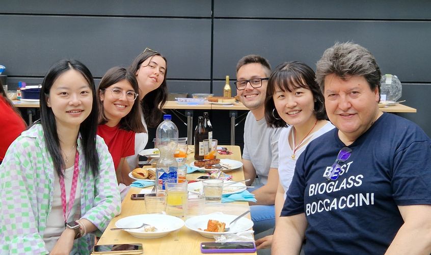 Prof. Boccaccin am Tisch mit internationalen Mitarbeitern des Lehrstuhls