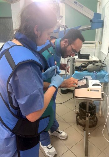 Luiza Mirt und Renato Matosinhos im Operationsraum